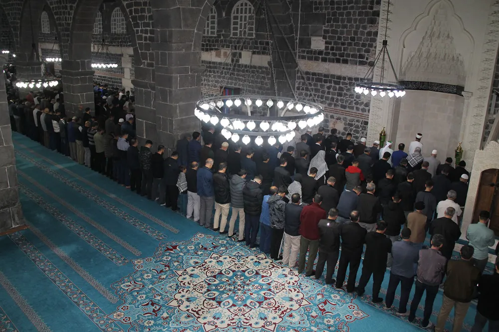 Diyarbakırlılar Filistin için sabah namazında bir araya geldi