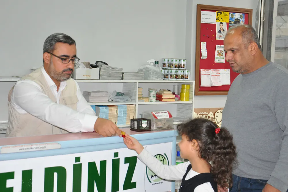 Küçük kız çocuğu altın küpelerini Gazze için bağışladı