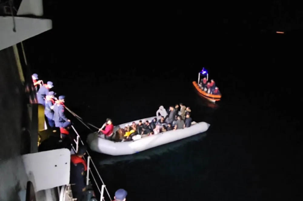 İzmir açıklarındaki 143 düzensiz göçmen karaya çıkarıldı