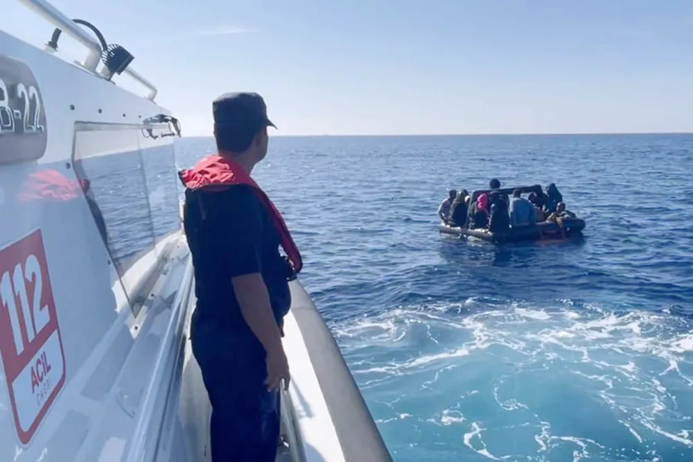 İzmir açıklarındaki 213 düzensiz göçmen karaya çıkarıldı