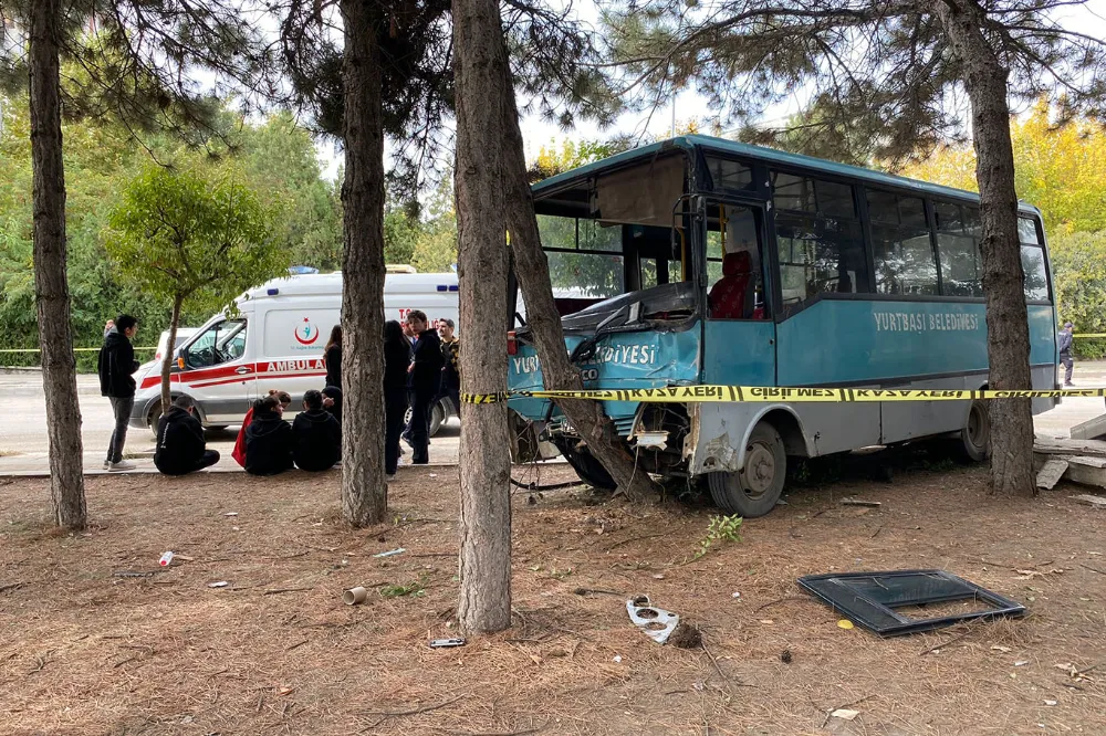 Freni boşalan minibüs ağaca çarparak durabildi: 1 ölü 27 yaralı