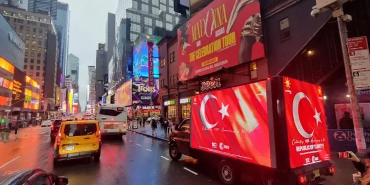 New York’ta Cumhuriyet’in 100. yılı dolayısıyla Türk bayraklı kamyonlar tur attı