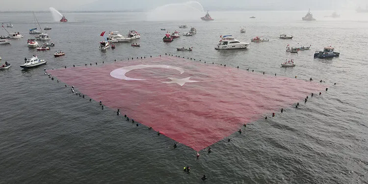 İzmit Körfezi’nde 1923 metrekarelik Türk bayrağı açıldı