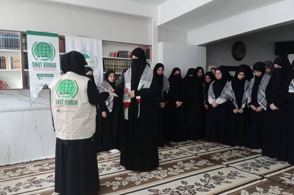 Medrese öğrencileri harçlıklarını Filistin