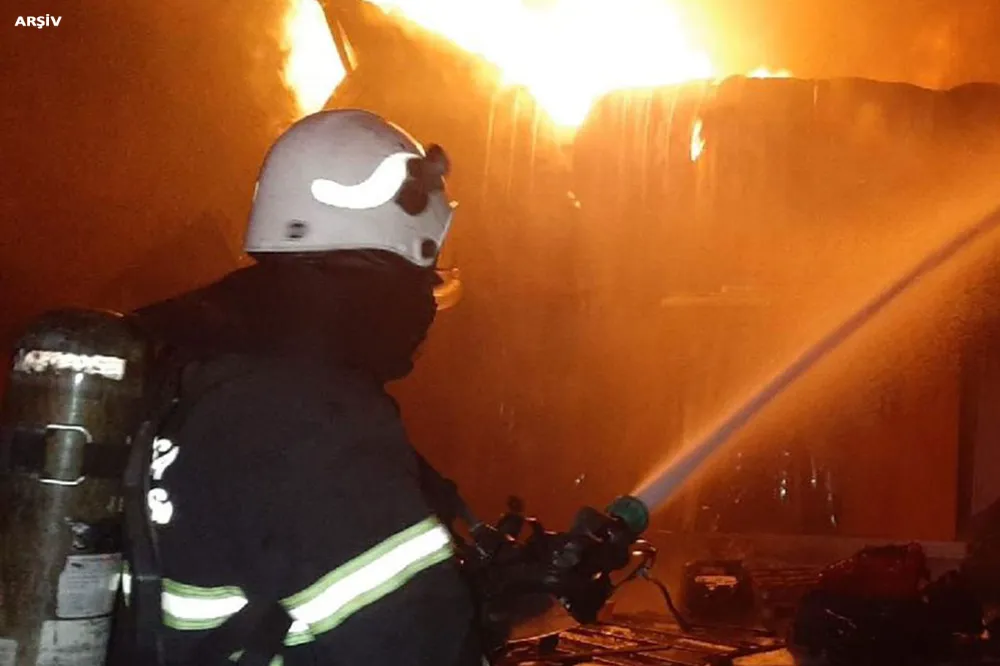 Çıkan yangında 20 bin saman balyası kül oldu