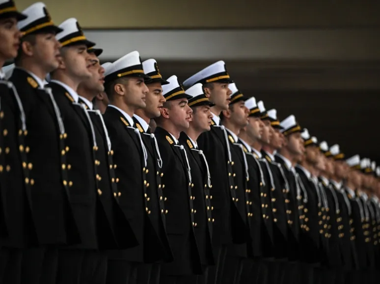 Türk’sün, levent oğlusun, vira demir şan sizin!