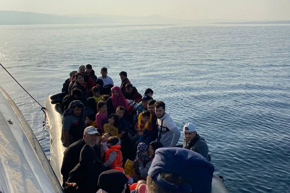 İzmir açıklarındaki 103 düzensiz göçmen karaya çıkarıldı