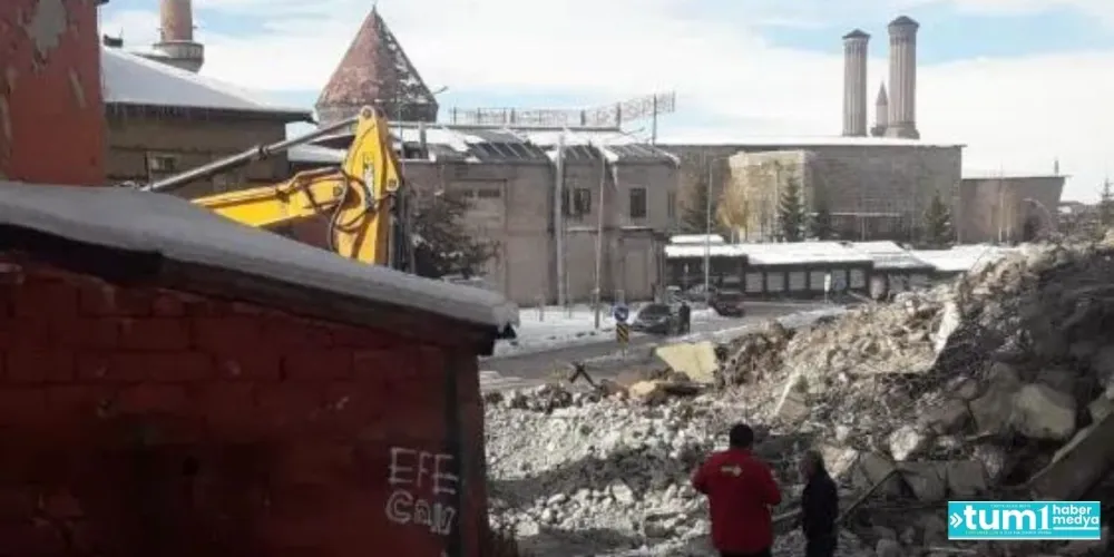 Bir Ucube daha kalktı