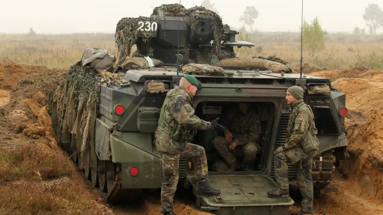 Savaşın Geleceği: 400 Dolarlık Bir Drone 2 Milyon Dolarlık Bir Tankı Yok Edebildiğinde