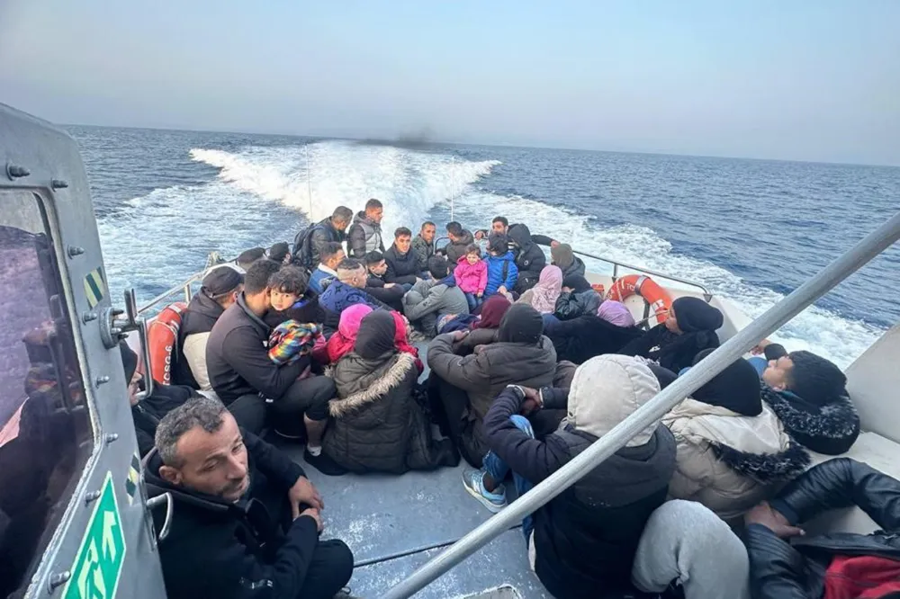 Balıkesir açıklarında 79 düzensiz göçmen yakalandı