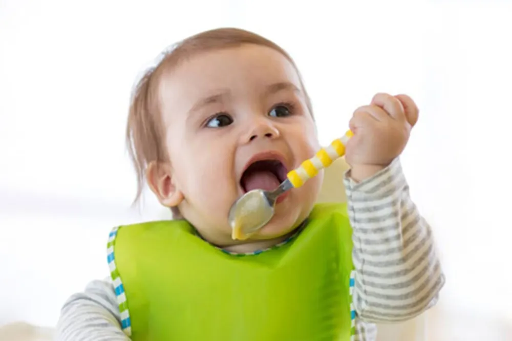 Bebekler ne zaman kendi kendine yemeye başlamalı?