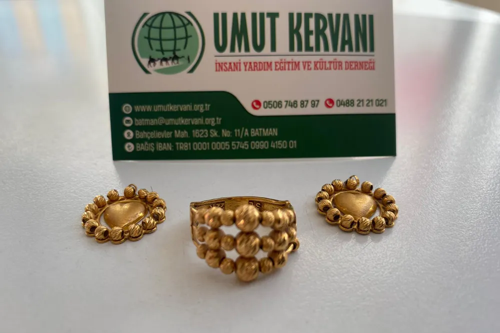 Bir kadın altın küpelerini ve yüzüğünü Gazze