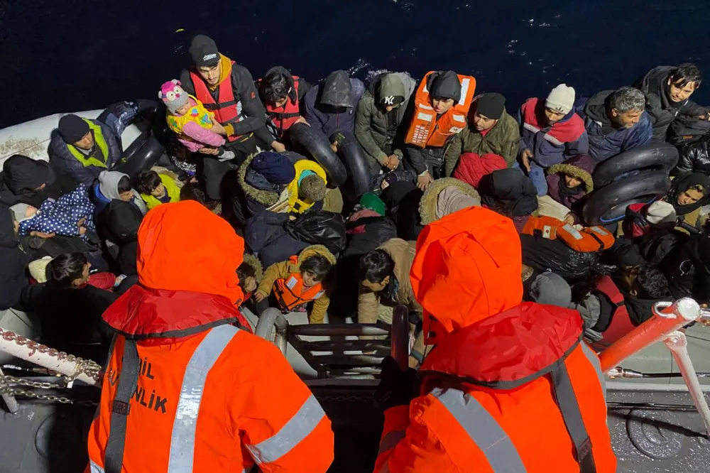 Balıkesir açıklarında 131 düzensiz göçmen karaya çıkarıldı