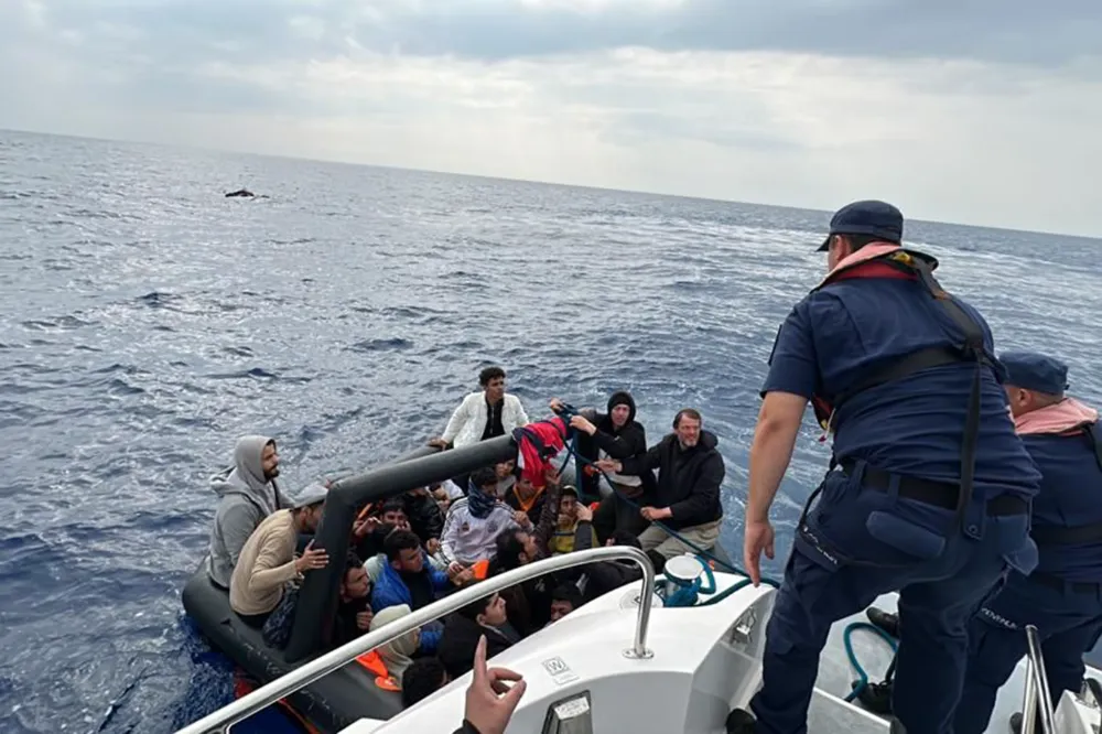 Muğla açıklarında geri itilen 59 düzensiz göçmen kurtarıldı
