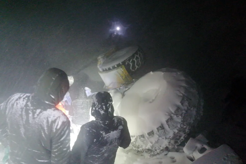 Uçurumdan düşen kepçeye ulaşıldı