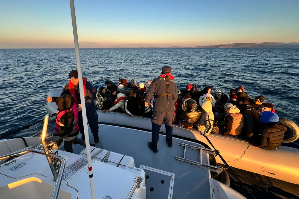 İzmir açıklarında 60 düzensiz göçmen yakalandı