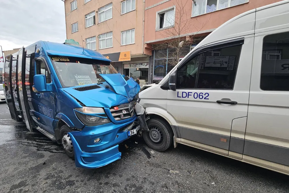 Yolcu minibüsü ile servis minibüsü çarpıştı: 2 yaralı