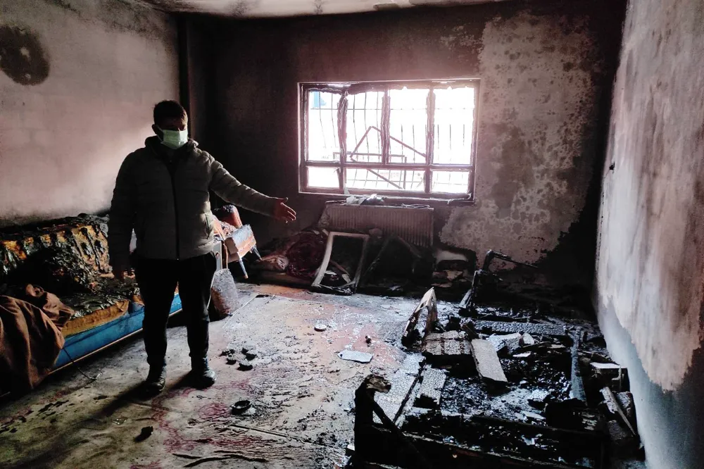 Evi yanan kanser hastası genç yardım bekliyor