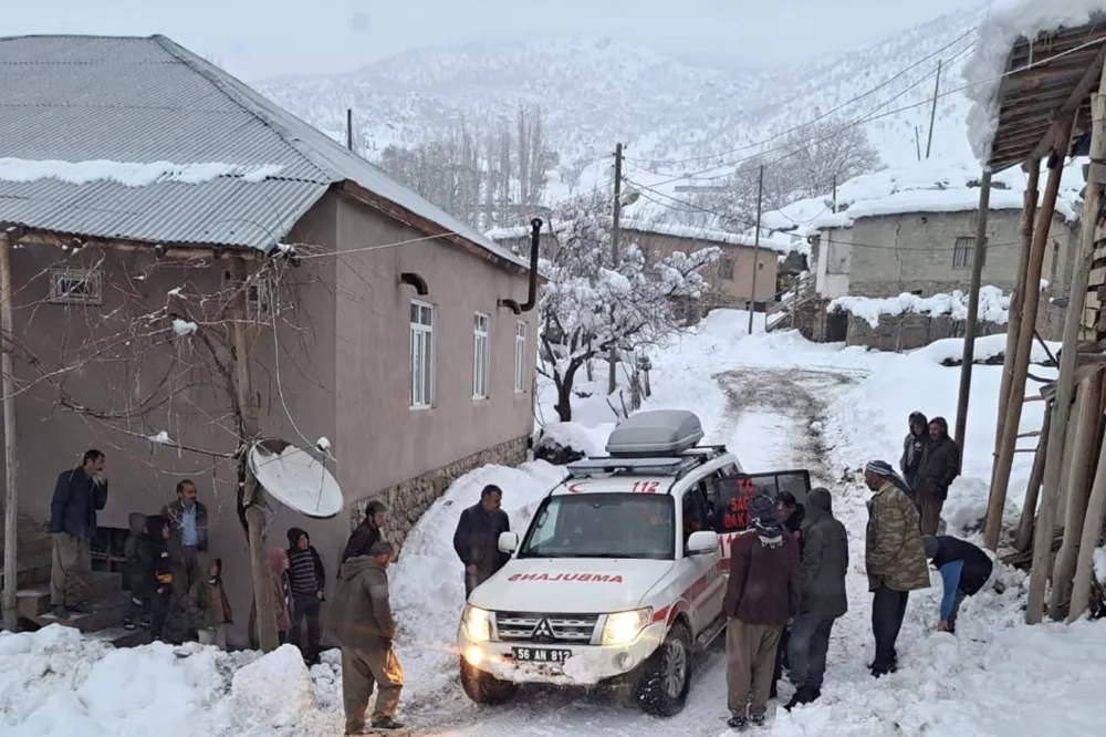 Kapanan köy yolları nedeniyle mahsur kalan hastalar kurtarıldı