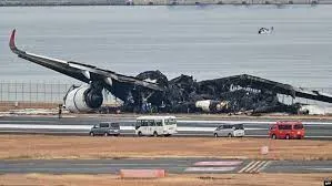 JAL jet uçağı çarpışmasının ardından Tokyo Haneda