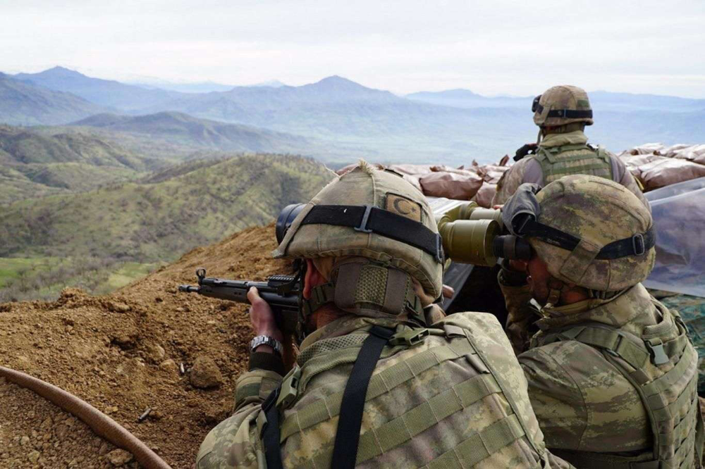 Fırat Kalkanı ve Barış Pınarı bölgelerinde 14 PKK