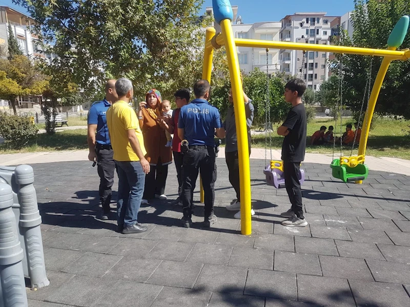 Adıyaman’da eli sopalı şahıs parkta oynayan çocukları tehdit etti  - Videolu Haber