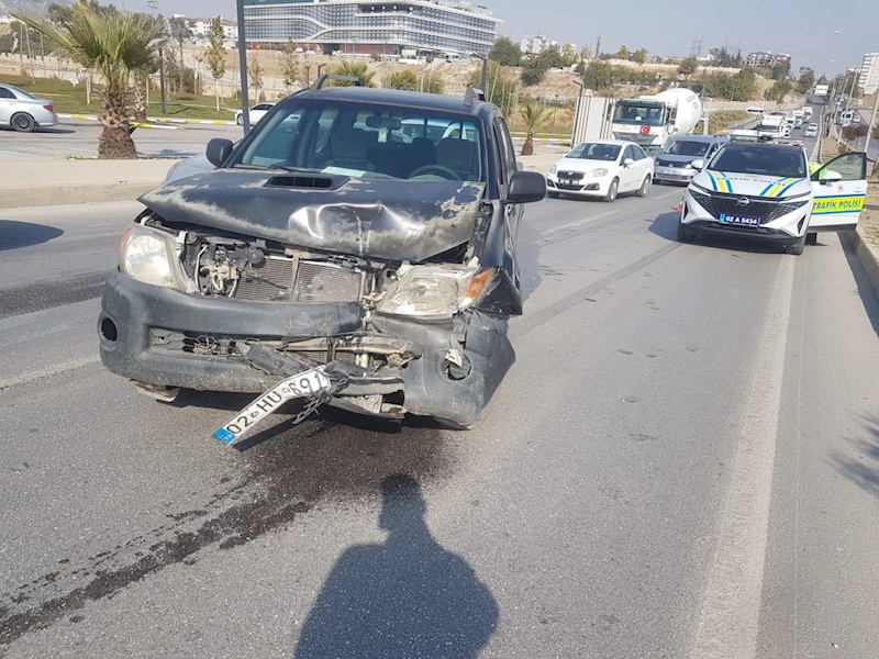 Adıyaman Altınşehir mevkiinde zincirleme Kaza: 3 yaralı  - Videolu Haber