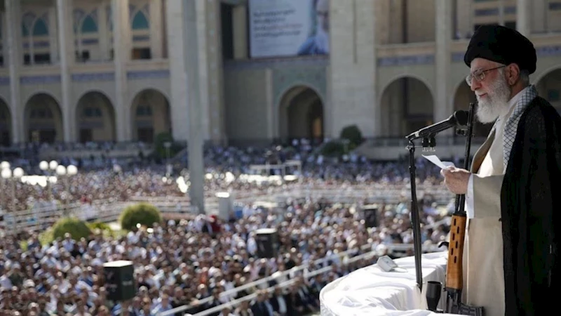 İran Lideri Hamaney hutbeye silahla çıktı: 