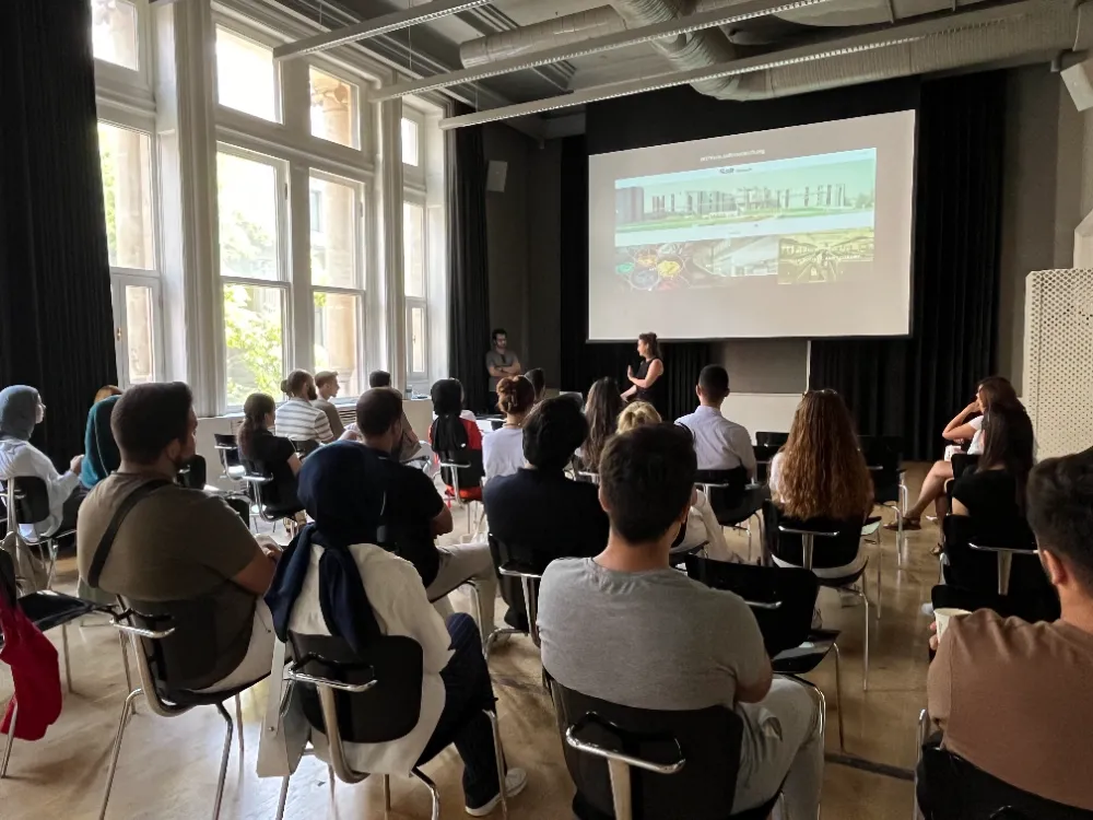 İSTANBULSMD’NİN, DEPREMDEN ETKİLENEN VE İHTİYAÇ SAHİBİ BAŞARILI ÖĞRENCİLERE YÖNELİK DÜZENLEDİĞİ STAJ PROGRAMI TAMAMLANDI