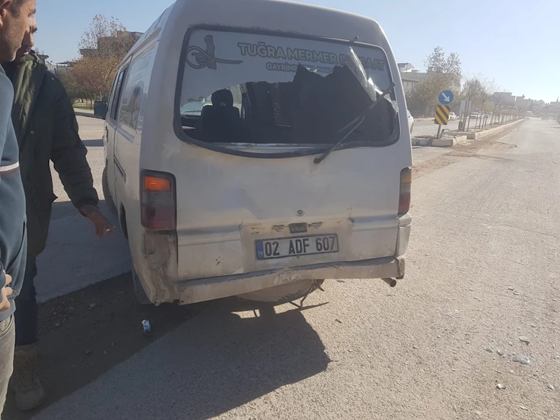 Adıyaman’da motosiklet minibüse arkadan çarptı: sürücü arka camdan minibüse girdi  - Videolu Haber