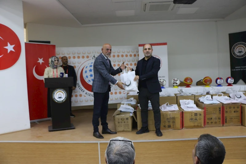 Hedef Kızıl Elma Derneği, binlerce eşofman takımı ve top dağıttı  - Videolu Haber