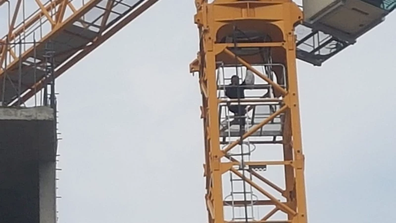 Adıyaman’da maaşını alamadığını iddia eden işçi kule vince çıkarak intihar girişiminde bulundu  - Videolu Haber