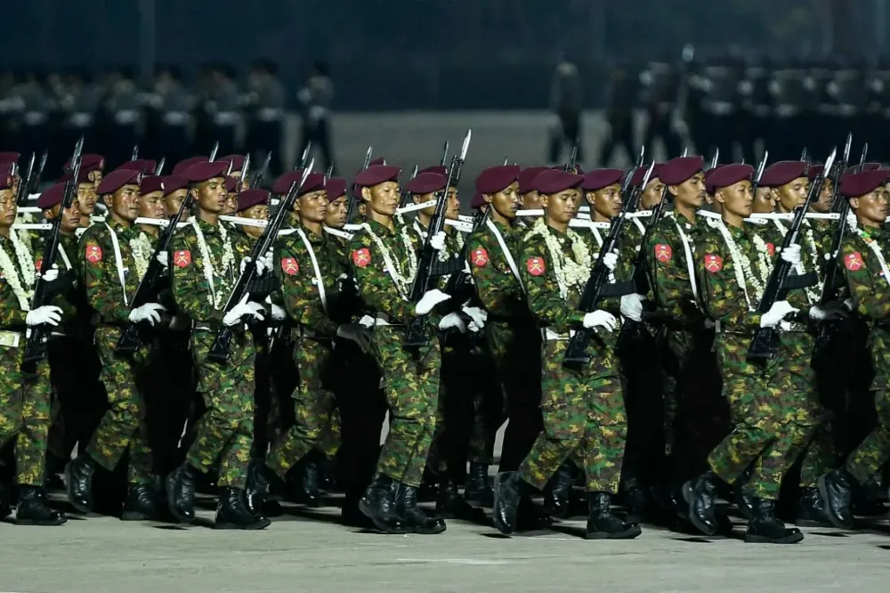 Myanmar askerleri uyanık kalmak için 