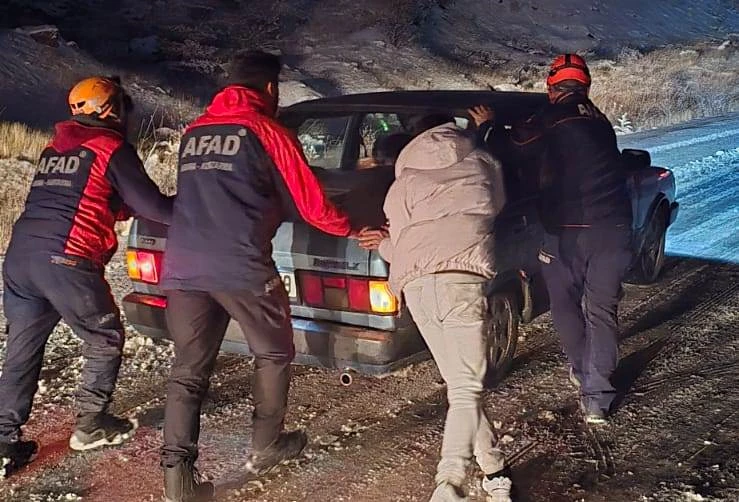Buzda mahsur kalanlar sürücüler AFAD ekipleri tarafından kurtarıldı  - Videolu Haber