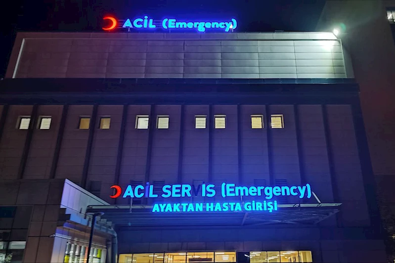 Bir işyerinde müşteriler ile işletme sahibi arasında silahlı kavga: 3 yaralı