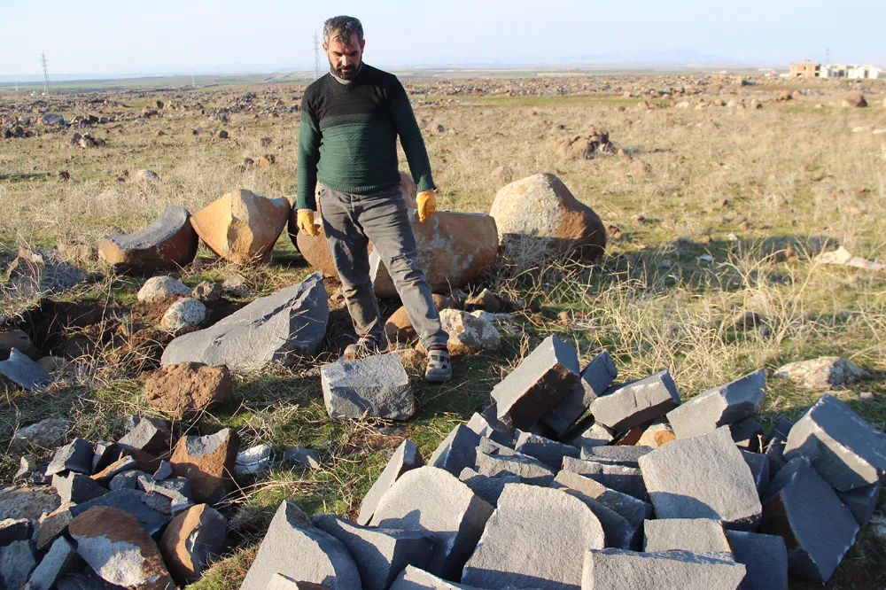 Şırnaklı baba ekmeğini taştan çıkarıyor