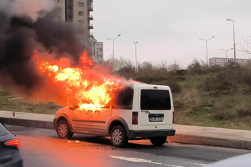Seyir halindeki hafif ticari araç alev aldı
