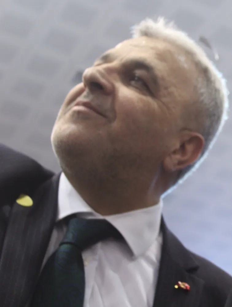 Perdenin ardındakiler…