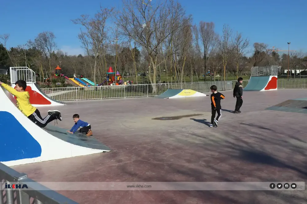 Havanın güzelliğini fırsat bilenler parklara koştu