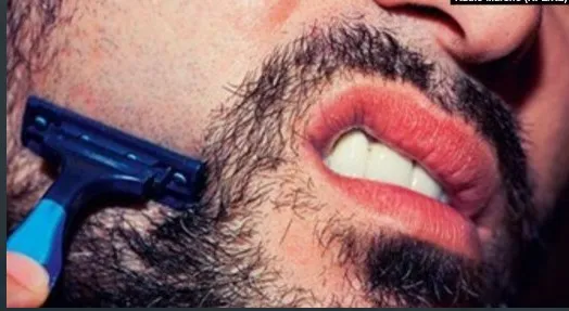 Türkmen polisi sakal bırakan genç vatandaşların sakallarını kesiyor.