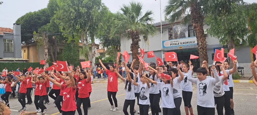 İzmir, Bayraklı, Piyale İlkokulunda 19 Mayıs kutlandı. 