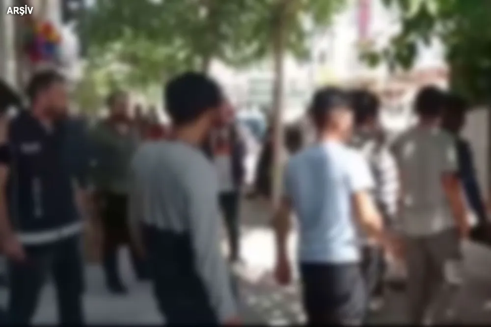 Kamyonet kasasından 51 düzensiz göçmen çıktı