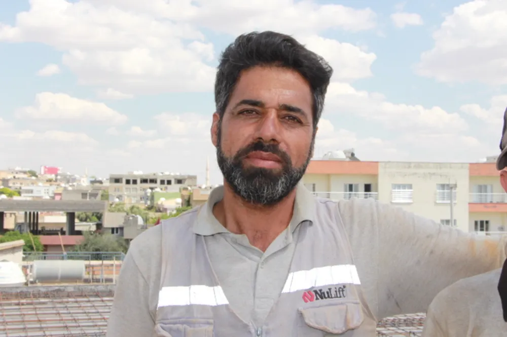 İnşaat işçileri, 40 derecede ekmek parası için çalışıyorlar