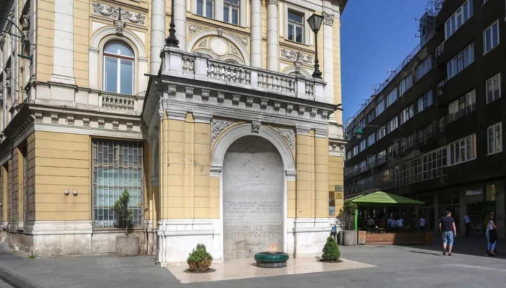 Binlerce insan Ebedi Ateş