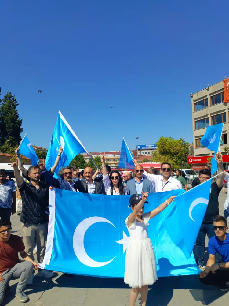 Doğu Türkistan davasını dillerinden düşürmeyenler alanlarda herzaman ki gibi yoktular ...