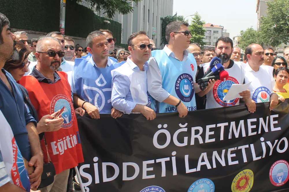 Ümraniye’de eğitimciye uygulanan şiddet protesto edildi
