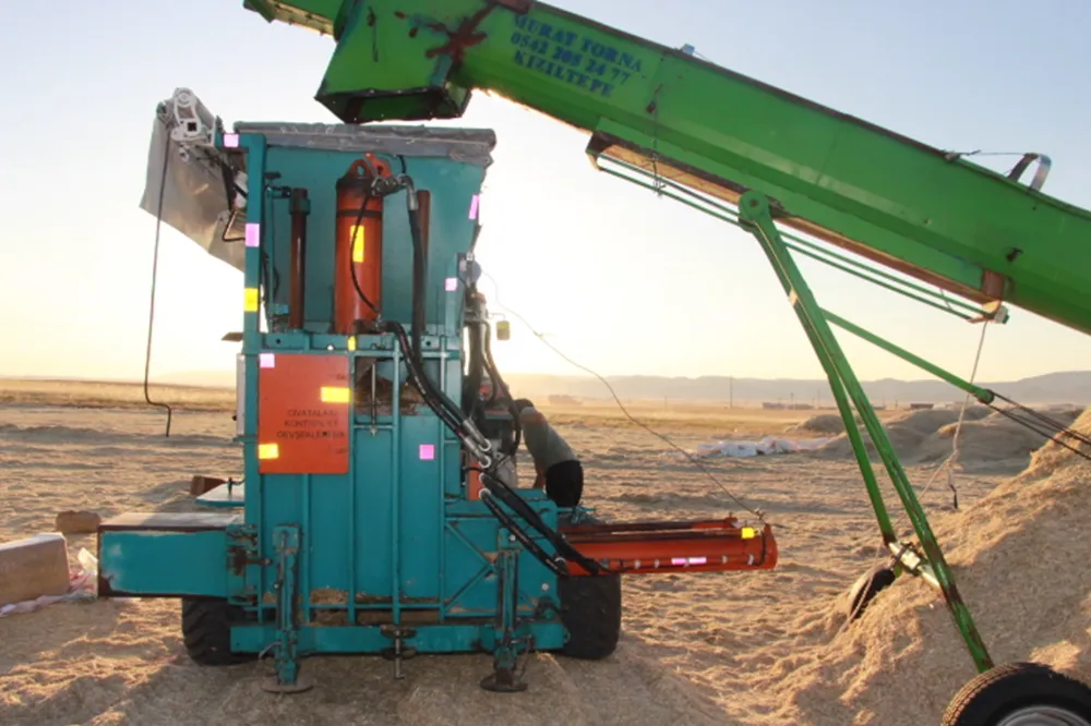 ​Kavurucu sıcaklık altında çalışan saman işçilerinin zorlu mesaisi