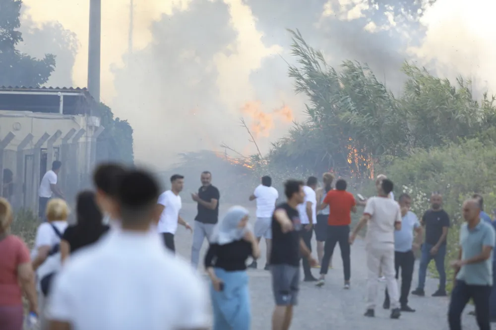 EVRENSEKİ VE KIZILAĞAÇ MAHALLELERİNDEKİ YANGIN KONTROL ALTINA ALINDI