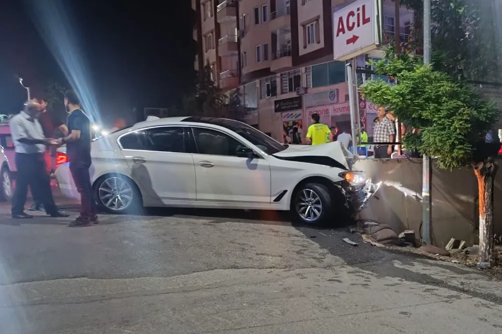 Kontrolden çıkan otomobil hastanenin duvarına çarptı