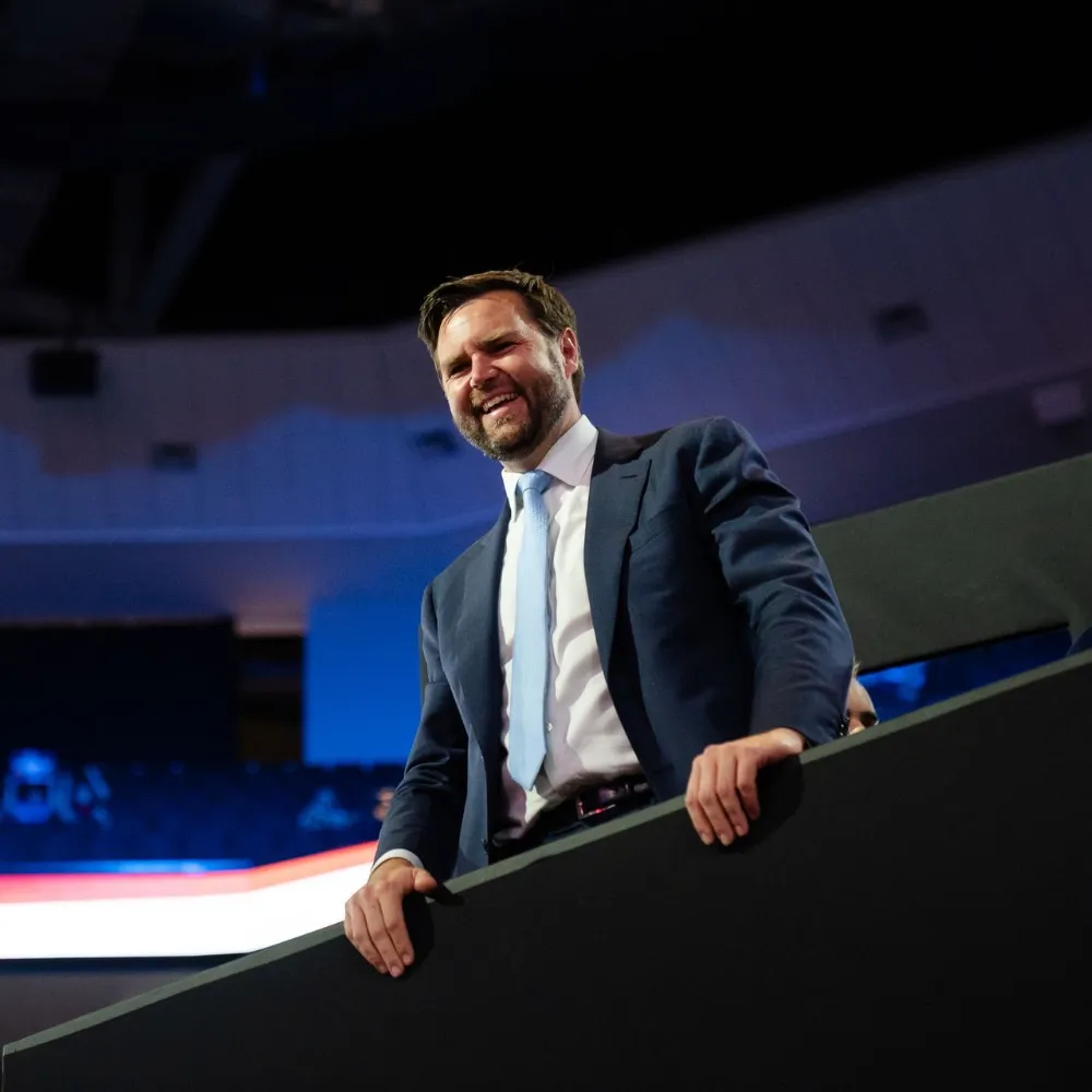 Trump’ın başkan yardımcısı adayı Vance Cumhuriyetçi Parti kurultayında Trump’ı övdü, Biden’ı eleştirdi